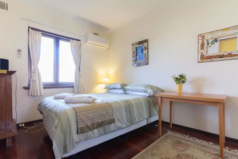 B8 Cafes, Resturants, UWA Close To SCGH - Hotel Gold Coast 3