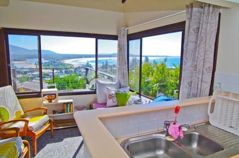 Barrels Beach House, 28 Dulconghi Street - Hotel Gold Coast 3