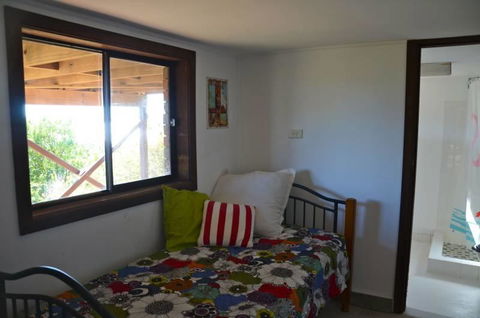 Barrels Beach House, 28 Dulconghi Street - Hotel Gold Coast 1