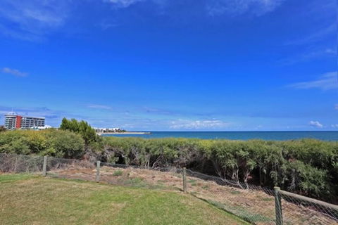 Beach Cottage In The Heart Of Mandurah - Hotel Gold Coast 3