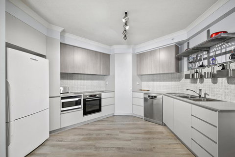 Beachfront Luxury 3 Bedroom In The Heart Of Surfers Paradise - Ocean Views Plus Indoor/outdoor Pool - Hotel Gold Coast 1