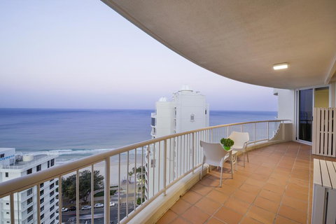 Beachfront Luxury 3 Bedroom In The Heart Of Surfers Paradise - Ocean Views Plus Indoor/outdoor Pool - Hotel Gold Coast 2