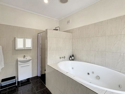 Relax At Gossan - Hotel Gold Coast 2