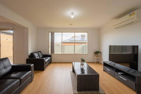 Relaxing Family Home In The Heart Of Tarneit - Hotel Gold Coast 1