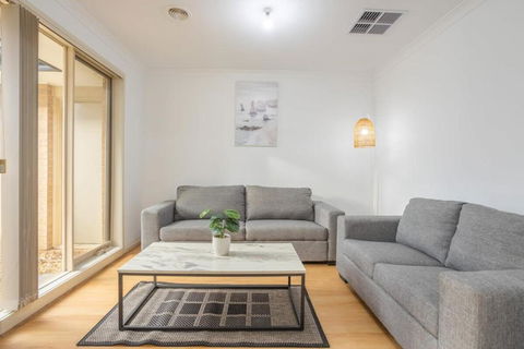 Relaxing Family Home In The Heart Of Tarneit - Hotel Gold Coast 2