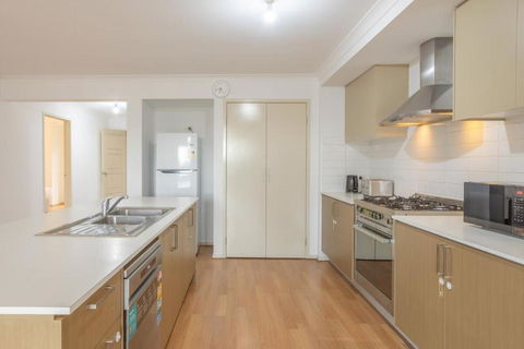 Relaxing Family Home In The Heart Of Tarneit - Hotel Gold Coast 3
