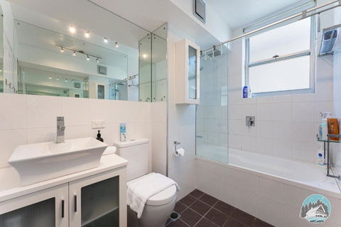 Relaxing Sunny North-Facing 2-Bed Apt In Vaucluse - Hotel Gold Coast 1