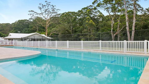 Resort Style Living With Pool, Tennis Court And Beach - Hotel Gold Coast 1