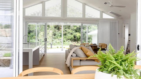 Resort Style Living With Pool, Tennis Court And Beach - Hotel Gold Coast 2