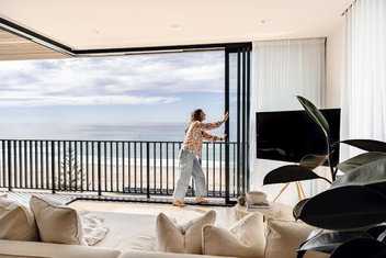 Resort Style Ocean Front Apartment Palm Beach with Hotel Gold Coast