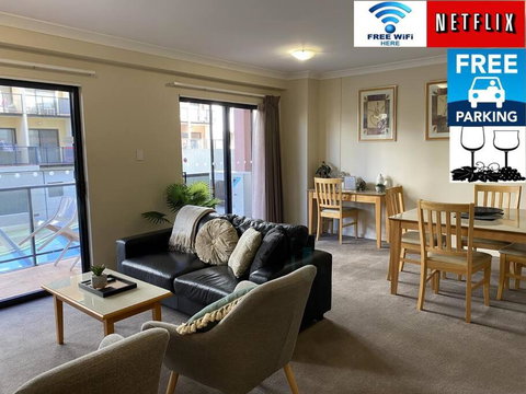 RIVERSIDE CITY VIEW PARKING NETFLIX WIFI WINE FREE - Hotel Gold Coast 0