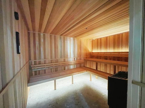 Riverview Haven Prime Spot For NY Fireworks - Hotel Gold Coast 3