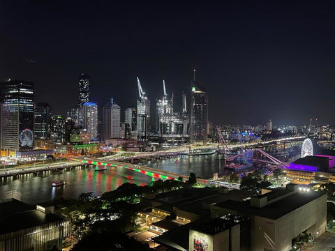 Riverview Haven Prime Spot For NY Fireworks - Hotel Gold Coast 1