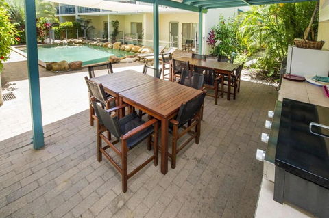 SAILS 9 Beachfront Getaway Horseshoe Bay - Hotel Gold Coast 3
