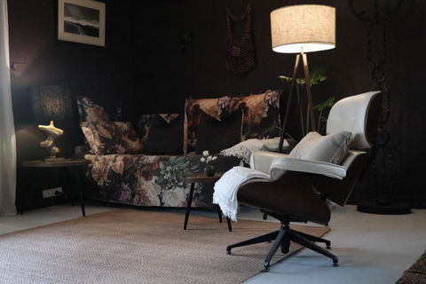 Romantic Wooden Nature Cabin Overlooking Forest & Crystal Clear River - Hotel Gold Coast 2