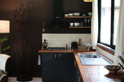 Romantic Wooden Nature Cabin Overlooking Forest & Crystal Clear River - Hotel Gold Coast 3