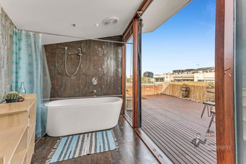 Rooftop Warehouse In Fitzroy - Hotel Gold Coast 1