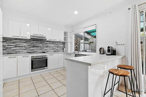 Rosella Rise! - Hotel Gold Coast 1