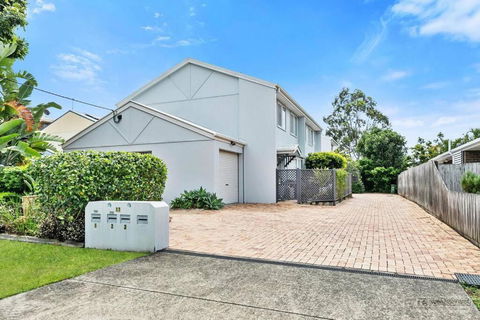 Rosella Rise! - Hotel Gold Coast 2