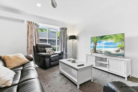 Rosella Rise! - Hotel Gold Coast 3