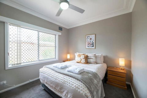 Roycox Cottage - Charming Escape, Fireplace - Hotel Gold Coast 1