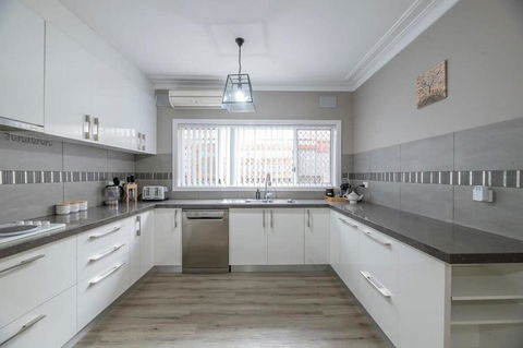 Roycox Cottage - Charming Escape, Fireplace - Hotel Gold Coast 2