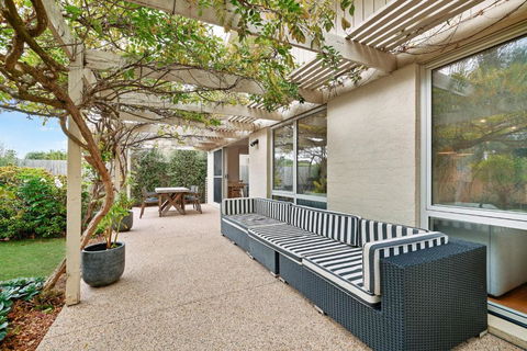 Salt Air Hideaway With Lush Backyard - Hotel Gold Coast 2