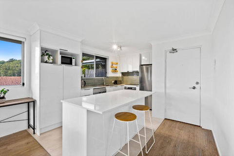 Salty Sea Breeze Apartment 500m To Waters Edge - Hotel Gold Coast 1
