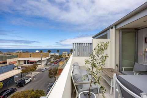Sandy@Village - Newly Renovated + Bay Views - Hotel Gold Coast 0