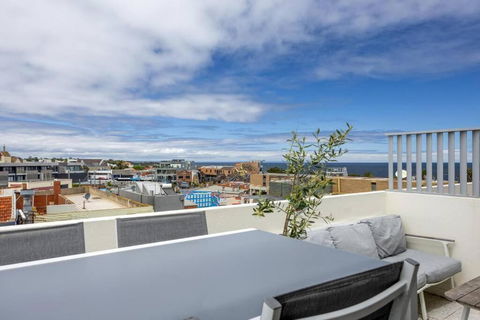 Sandy@Village - Newly Renovated + Bay Views - Hotel Gold Coast 1