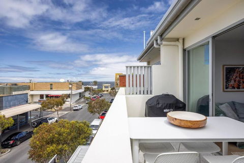 Sandy@Village - Newly Renovated + Bay Views - Hotel Gold Coast 3