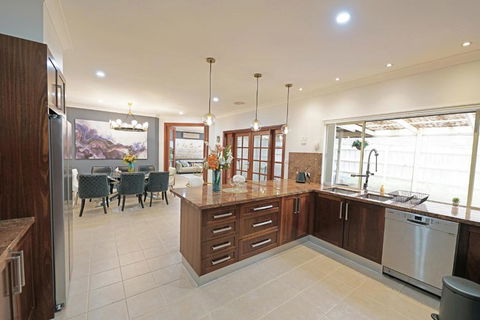 Spacious 5BR House In Hallam Near Bunjil Place - Hotel Gold Coast 2