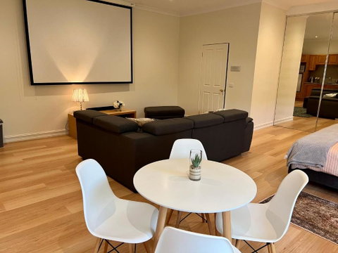 Super Luxury Self Contained Studio Unit - Hotel Gold Coast 2