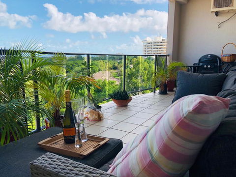 Beautiful Spacious City Apartment With Views Out To The Arafura Sea - Hotel Gold Coast 0