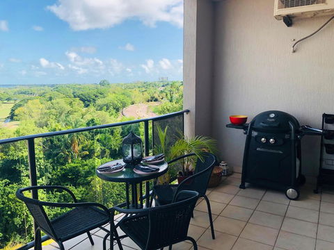 Beautiful Spacious City Apartment With Views Out To The Arafura Sea - Hotel Gold Coast 1