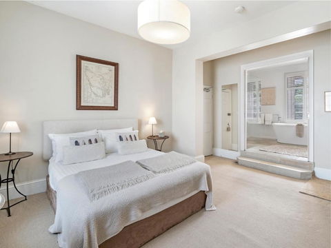 The Red Feather Inn - Hotel Gold Coast 3