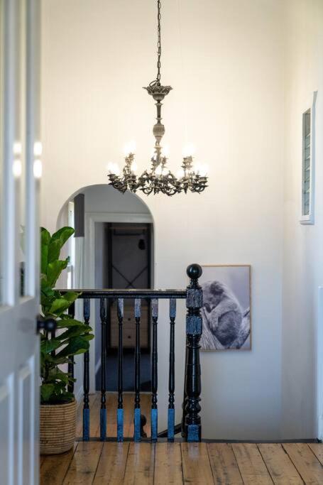 The White House Molong - Hotel Gold Coast 1