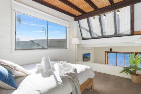 Waterfront Scotland Island Holiday Home - Family & Pet Friendly - 3 Bedrooms - Wifi - Netflix - Private Jetty - Hotel Gold Coast 3