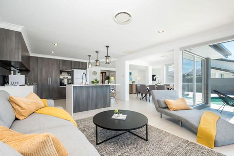 Waterfront Resort Style Retreat Runaway Bay - Hotel Gold Coast 1