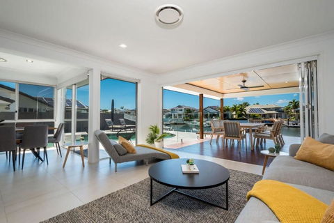 Waterfront Resort Style Retreat Runaway Bay - Hotel Gold Coast 3