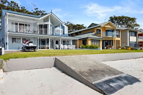Waterfront Wonderland 41 Foreshore Dr Stunning House With A Lift Linen Wi Fi And Ducted Air Conditioning - Hotel Gold Coast 1