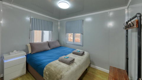 White Cliffs Self Contained Cabin Accommodation - Hotel Gold Coast 2