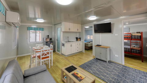 White Cliffs Self Contained Cabin Accommodation - Hotel Gold Coast 1