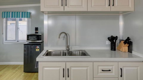 White Cliffs Self Contained Cabin Accommodation - Hotel Gold Coast 3