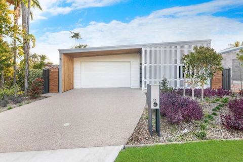 A Sumptuous Poolside Family Oasis At Gardens Villa - Hotel Gold Coast 1