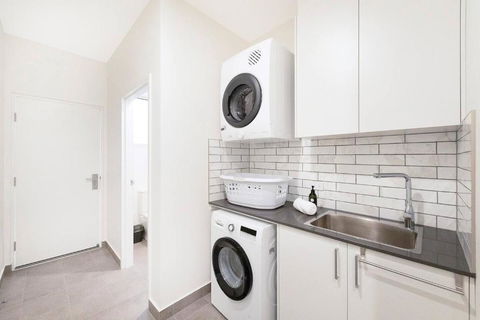 A Sumptuous Poolside Family Oasis At Gardens Villa - Hotel Gold Coast 4