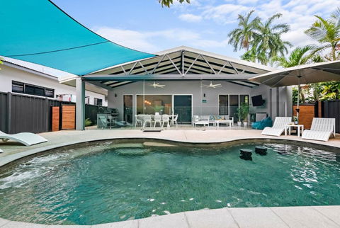 A Sumptuous Poolside Family Oasis At Gardens Villa - Hotel Gold Coast 0