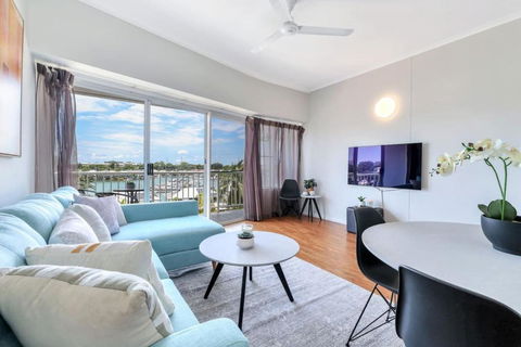 Watch The Sun Set Over Cullen Bay Marina And Harbour - Hotel Gold Coast 3